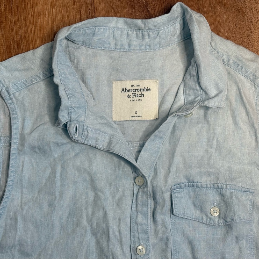 Abercrombie & Fitch Womens Sleeveless Blue Chambray Button Down Shirt Size Small - Picture 3 of 4